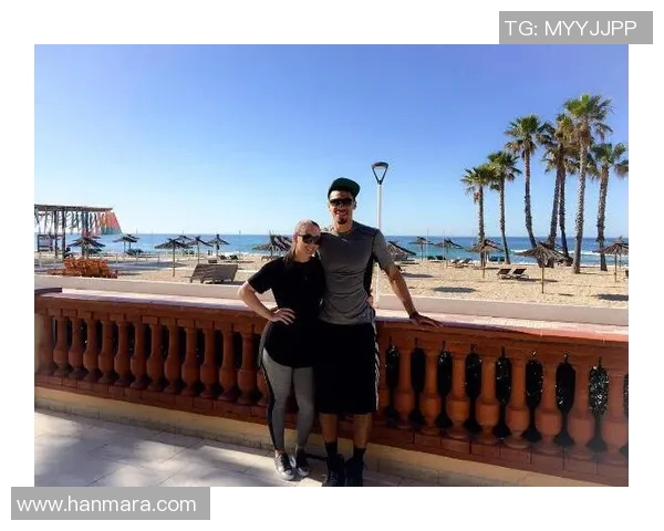 足球明星与女友甜蜜合照展现爱情风采引发粉丝热议与羡慕 足球明星与女友甜蜜合照展现爱情风采引发粉丝热议与羡慕